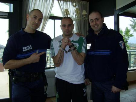 Avec les menottes ..